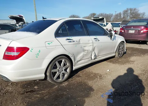 2013 Mercedes-Benz C 350 Sport z USA, uszkodzony, nr VIN WDDGF5HB0DA774982
